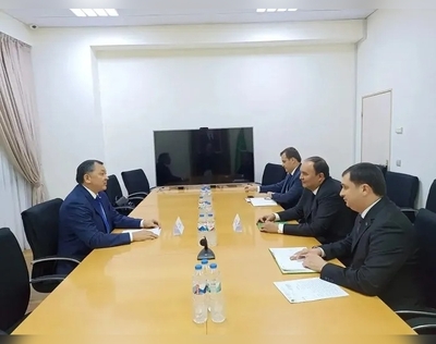 Gazagystanyň ilçisi Türkmenistanyň ýangyç-energetika toplumynyň ýolbaşçylary bilen duşuşdy