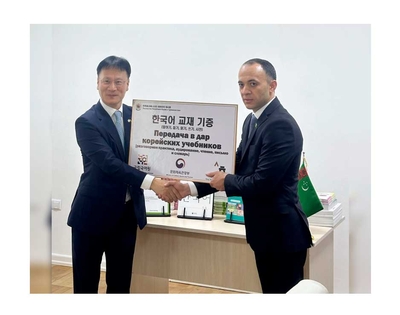 Koreýa Respublikasynyň Türkmenistandaky Ilçihanasy Innowasiýa maglumat merkezine koreý dili boýunça okuw kitaplary sowgat etdi