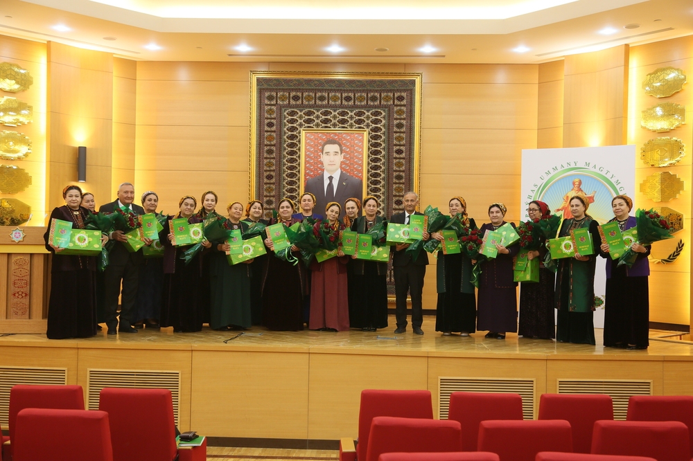 Mukaddes hünäriň eýelerine sarpa