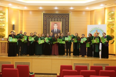 Mukaddes hünäriň eýelerine sarpa