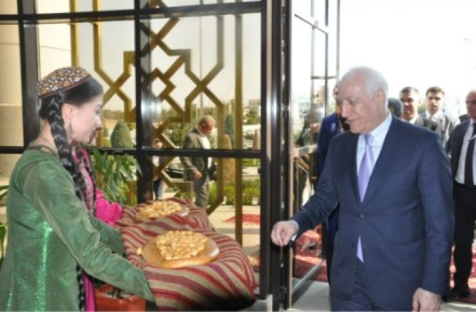 Сборник стихов Махтумкули Фраги переведен на армянский язык