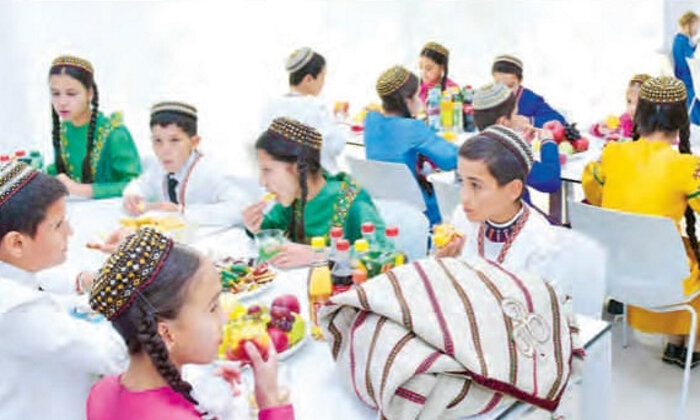 В Туркменистане юные граждане получили подарки в честь Дня независимости