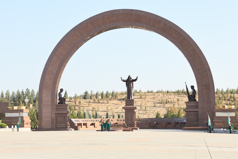 Глава государства принял участие в церемонии по случаю Дня поминовения