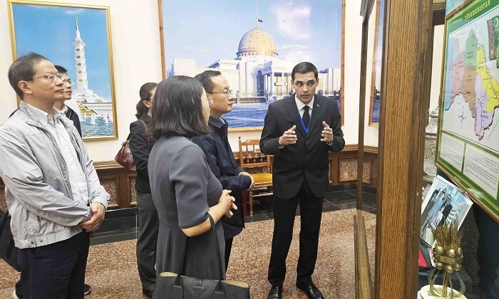 Министр культуры Китая посетил государственный музей Туркменистана