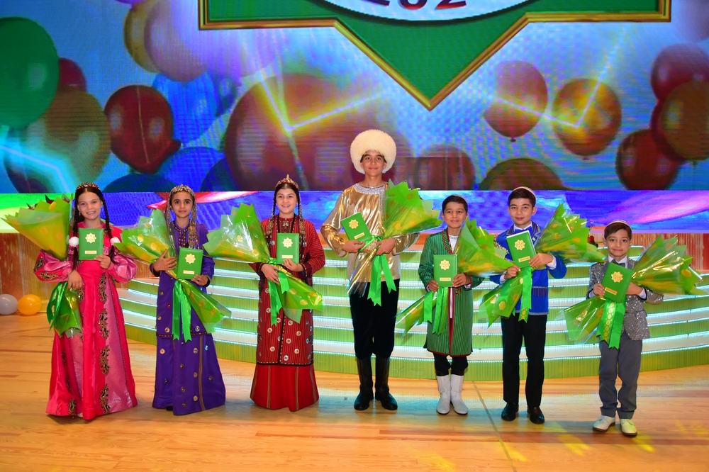 Türkmenistanyň Prezidenti hormatly Serdar Berdimuhamedowa Zehinli çagalaryň «Garaşsyzlygyň merjen däneleri» bäsleşigine gatnaşyjylaryň ÝÜZLENMESI