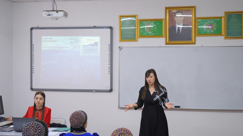 Ýaşlar klimatyň üýtgemegine garşy göreşýärler.