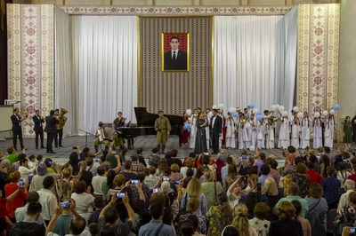 «Goý, hemişe Güneş bolsun!» aýdymyny çagalar hor bolup aýtdylar...