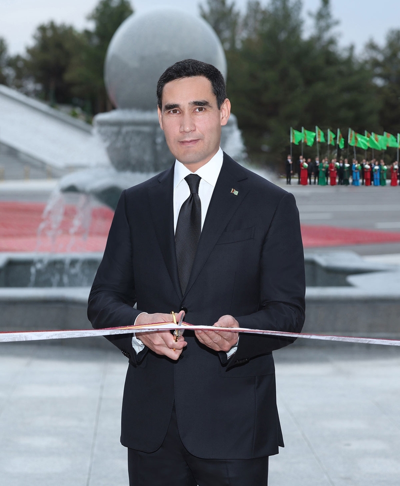 Beýik Magtymgulynyň ýadygärligi belentden seleňläp görünýär