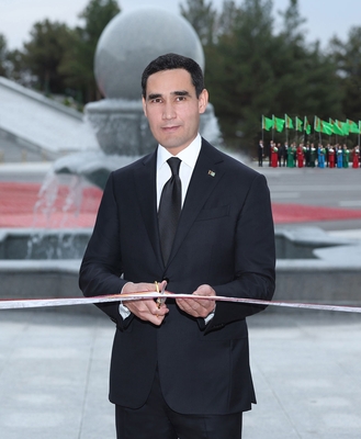 Beýik Magtymgulynyň ýadygärligi belentden seleňläp görünýär