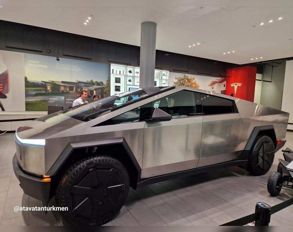“Cybertruck” ulagy satuwa çykaryldy