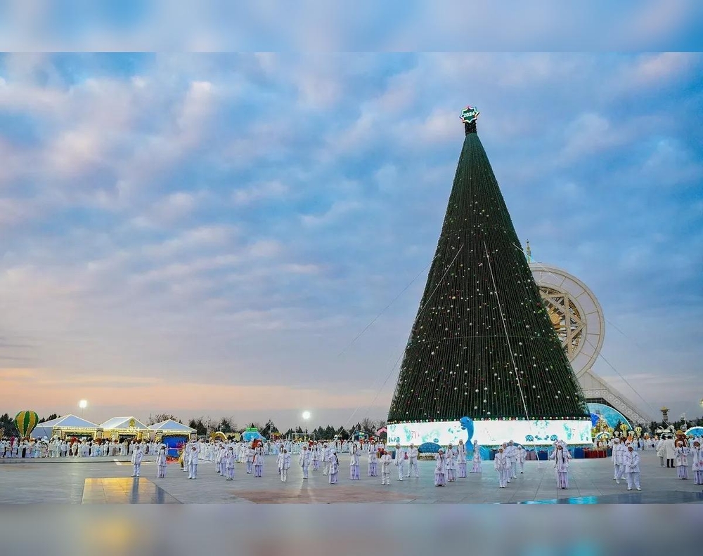 The main New Year tree in Ashgabat is named the tallest in the CIS