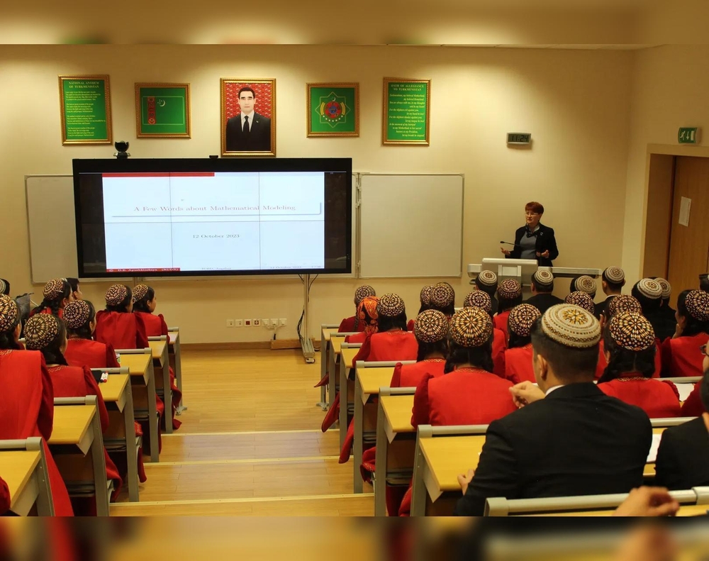 Halkara ynsanperwer ylymlary we ösüş uniwersitetinde daşary ýurtly alymlar umumy sapak geçdiler