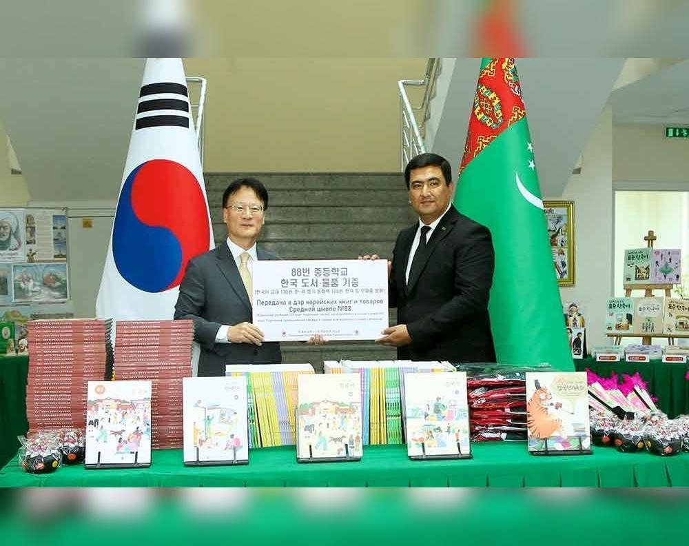 Aşgabatdaky orta mekdebe koreý dilinde çap edilen kitaplar we ýurduň milli lybaslary gowşuryldy