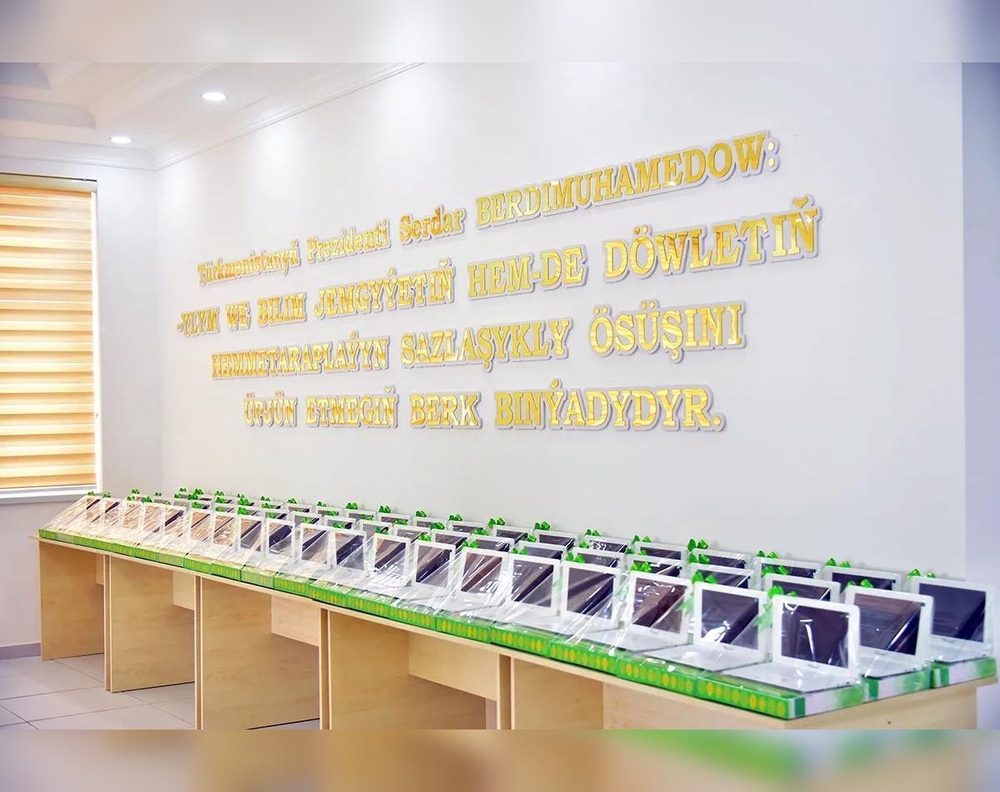 Türkmenistanly 1-nji synpa okuwa barýan körpelere kompýuterler gowşurylar