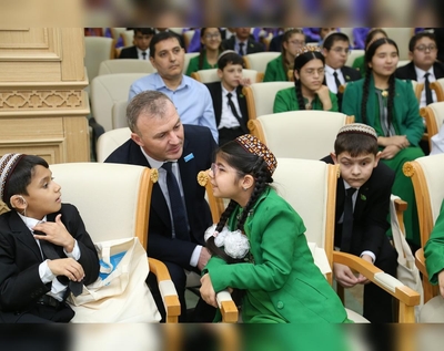 Görmek mümkinçiligi bolmadyk adamlara ýazgyny sesli görnüşe öwürýän programma işe girizildi