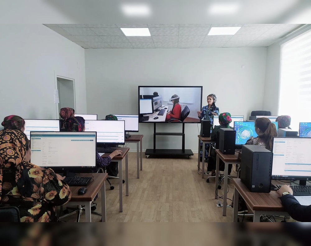 TBM-niň Maglumat elýeterlilik merkezi mümkinçiligi çäkli we pensiýadaky raýatlary tölegsiz okuwlara çagyrýar