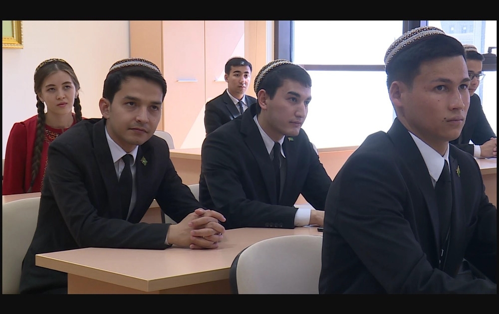 Ýokary okuwy tamamlaýan uçurymlar üçin «Iş ýarmarkasy» geçirildi