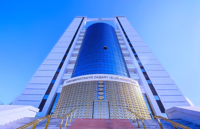 Рашид Мередов и министр иностранных дел Японии Такэси Ивая провели переговоры по телефону