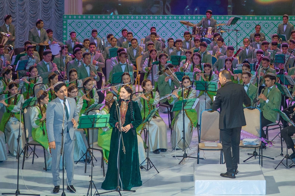 “Üflenip we kakylyp çalynýan saz gurallary” orkestriniň bilelikdäki “Parahatçylyk Çemeni” atly  konserti ýatda galyjy boldy