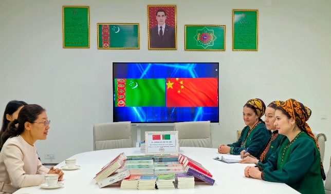 The Higher Language School of Turkmenistan received books in Chinese