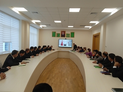 Döwlet gullugy akademiýasynyñ diñleýjileri adam serişdesini dolandyrmak boýunça onlaýn okuwlaryny geçdiler
