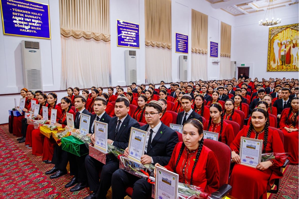 Magtymguly adyndaky Türkmen döwlet uniwersitetinde «Döwrüň özgertmeleri — ýaş žurnalistleriň gözi bilen» atly döredijilik bäsleşiginiň ýeňijilerini sylaglamak dabarasy geçirildi