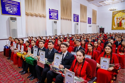 Magtymguly adyndaky Türkmen döwlet uniwersitetinde «Döwrüň özgertmeleri — ýaş žurnalistleriň gözi bilen» atly döredijilik bäsleşiginiň ýeňijilerini sylaglamak dabarasy geçirildi