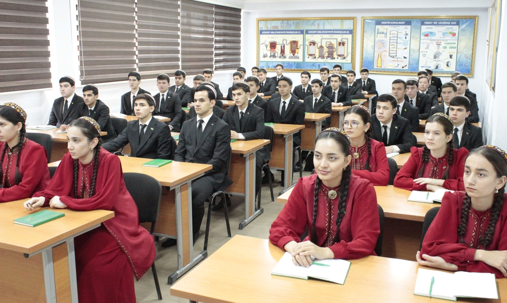 Meýletinçi talyplar bilen “Meşhur ahalteke bedewlerimiziň şan-şöhraty belende galýar”  atly okuw seminary geçirildi