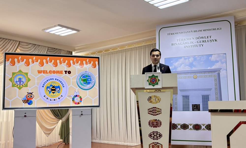 “Building Bridges: Spelling Bee” atly iňlis dilinde sözleri harplap aýtmak bäsleşik