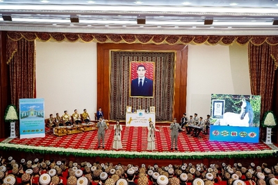 “DÜNÝÄ HALKLARYNY DOSTY-ÝAR EDEN // BIR BELENT YKBAL SEN ILLERE, BEDEW!” ATLY DABARALY DUŞUŞYK GEÇIRILDI