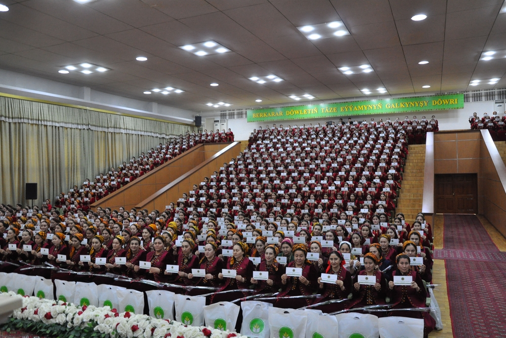 HALKARA ZENANLAR GÜNI MYNASYBETLI BAÝRAMÇYLYK SOWGATLARY GOWŞURYLDY