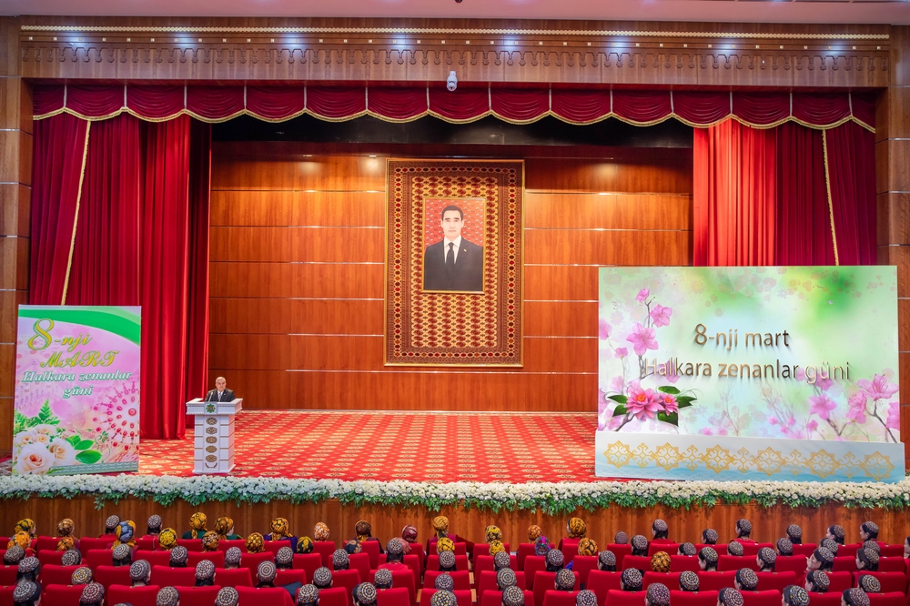 Ceremony of presenting cash gifts to women in honor of International Women's Day 