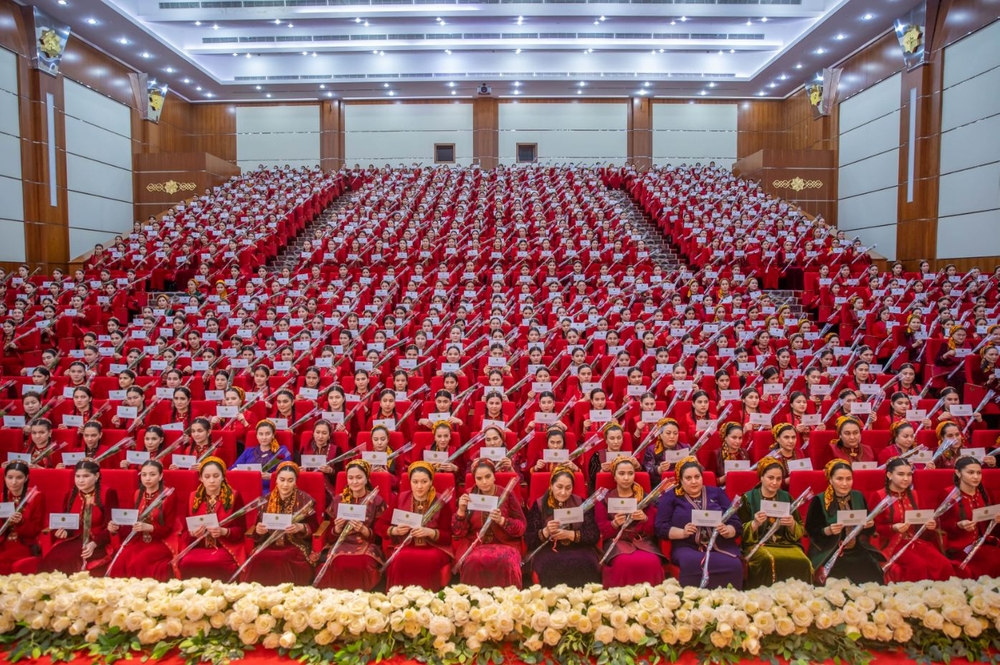 Halkara zenanlar güni mynasybetli aýal-gyzlara pul sowgatlarynyň gowşurylyş dabarasy geçirildi
