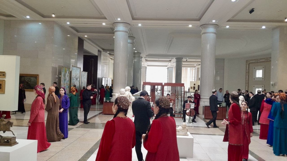 Aşgabatda daşary ýurt suratkeşleriñ döredijilik sergisi açyldy