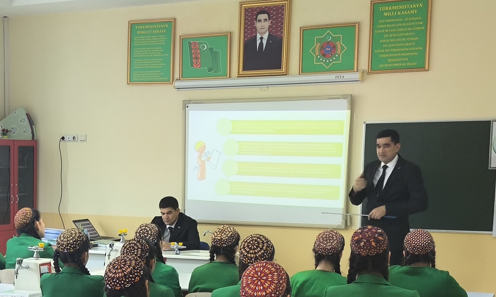 Türkmen döwlet binagärlik-gurluşyk institutyny bilen Aşgabat şäheriniň takyk we daşary ýurt derslerini çuňlaşdyryp öwredýän ýöriteleşdirilen 77-nji orta mekdebiniň arasynda halypa-şägirtlik gatnaşyklarynyň çäklerinde “Zenanlar zeminiň güli” atly okuw maslahaty geçirildi