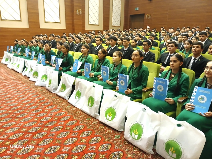 Paýtagtymyzda döredijilik bäsleşiginde ýeňiji bolan zehinli okuwçylar sylaglandy