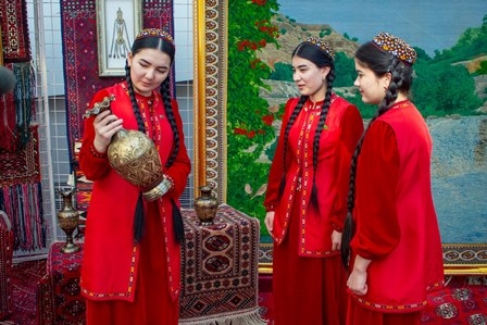 On the occasion of the International Novruz Day, a meeting and an exhibition “Novruz - Feast of Nature and Hearts” organized by the primary Women's Organization of the Yagshygeldi Kakayev International Oil and Gas University were held
