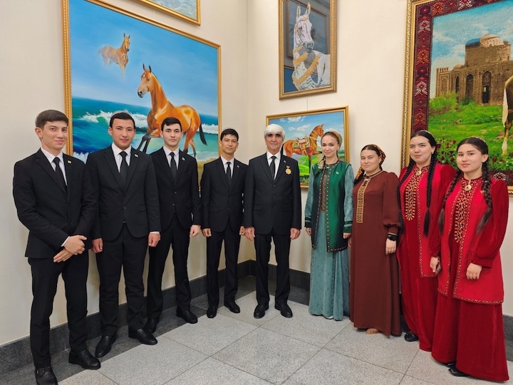 “Parahat ýurdumda türkmen bedewiniň şekillendiriş sungatyndaky waspy” atly döredijilik sergisi
