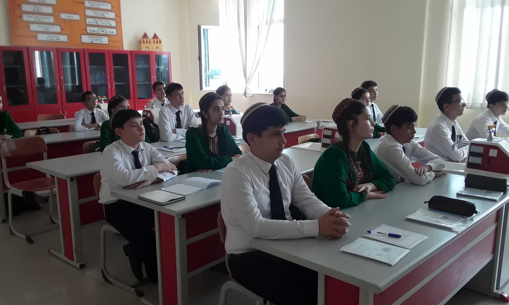 Türkmen döwlet binagärlik-gurluşyk institutynyň mugallymlary bilen Aşgabat şäheriniň takyk we daşary ýurt derslerini çuňlaşdyryp öwredýän ýöriteleşdirilen 77-nji orta mekdebiniň arasynda halypa-şägirtlik gatnaşyklarynyň çäklerinde göçme okuw sapagy geçirildi