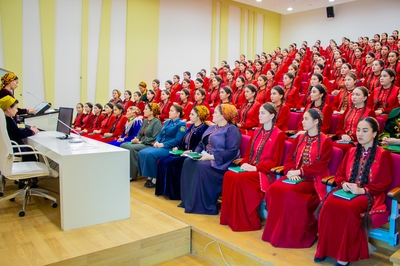 The Central Council of the Women’s Union of Turkmenistan and the first women’s organization of the Yagshygeldi Kakayev International Oil and Gas University held a meeting called “The Beauty of a girl is in her Manners” among female students.