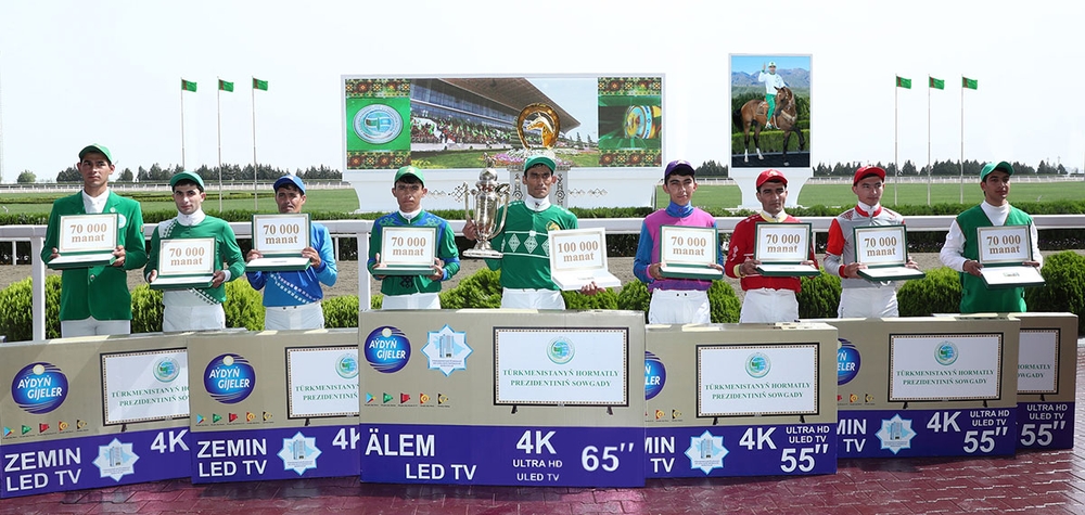 Hormatly Prezidentimiziň gatnaşmagynda Türkmen bedewiniň milli baýramy giňden bellenildi