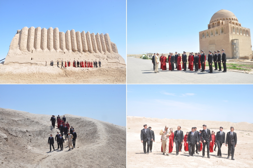 An excursion to historical monuments was organized.