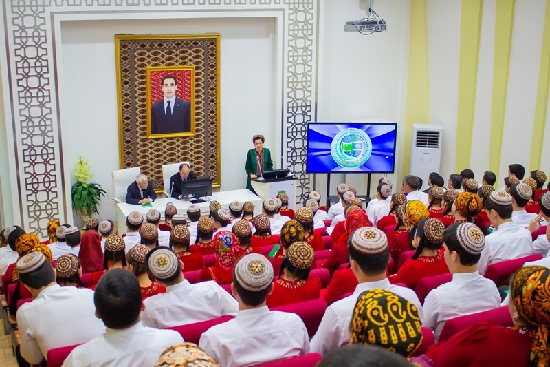 Türkmenistanyň Konstitusiýasy we Döwlet baýdagy halkymyzyň gadymylygyny we berkararlygyny alamatlandyrýan gymmatlyklarydyr