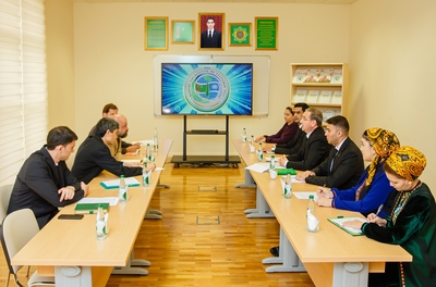 Türkmen döwlet uniwersitetinde Gawr uniwersitetiniň wekilleri bilen duşuşyk geçirildi