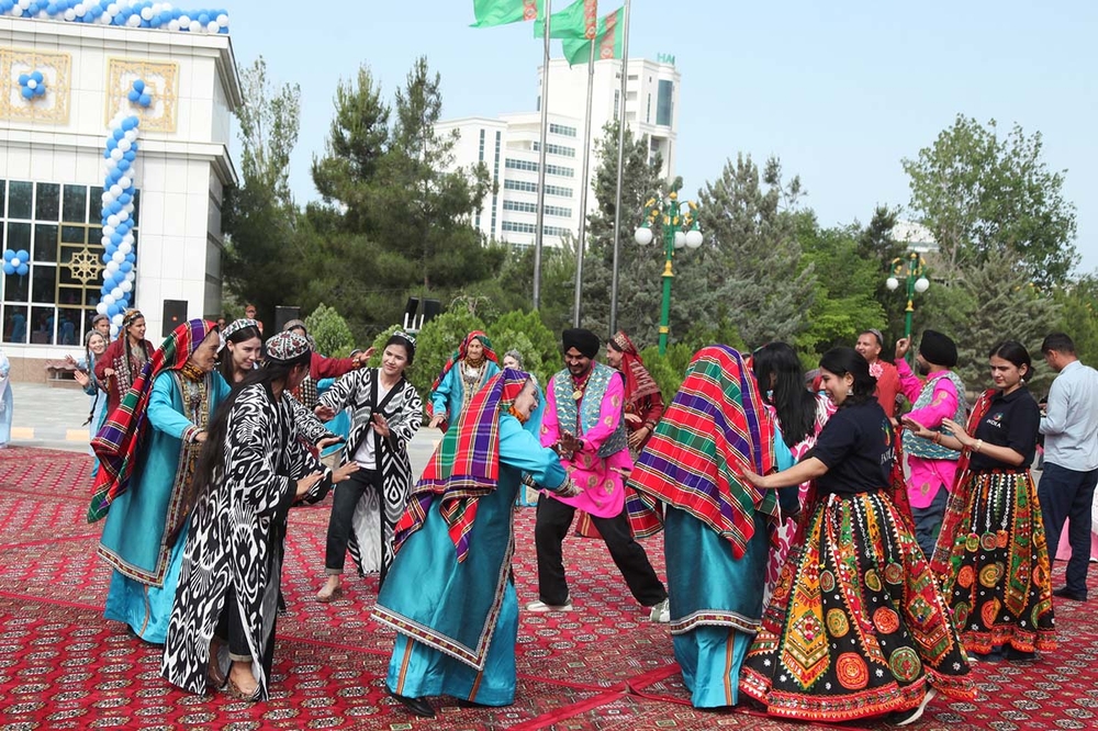 «Awaza — dostluk mekany» atly halkara tans we folklor festiwalynyň açylyş dabarasy boldy