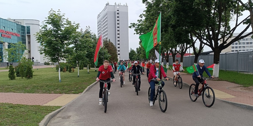 Студенты белорусских вузов присоединились к велоакции туркменского посольства