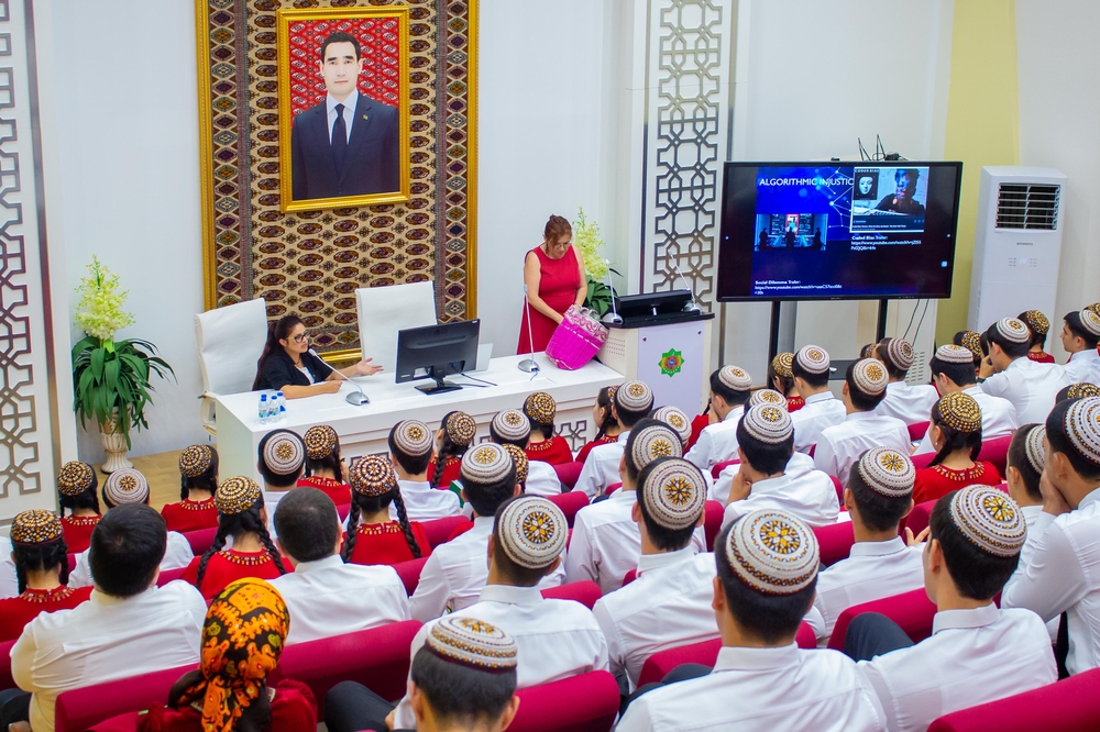 A seminar on “Digitalization, IT and Artificial Intelligence in Higher Education” was held at Yagshygeldi Kakayev International Oil and Gas University by Dr. Melda Yildiz, a specialist in the Fulbright exchange program in the USA