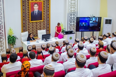 A seminar on “Digitalization, IT and Artificial Intelligence in Higher Education” was held at Yagshygeldi Kakayev International Oil and Gas University by Dr. Melda Yildiz, a specialist in the Fulbright exchange program in the USA