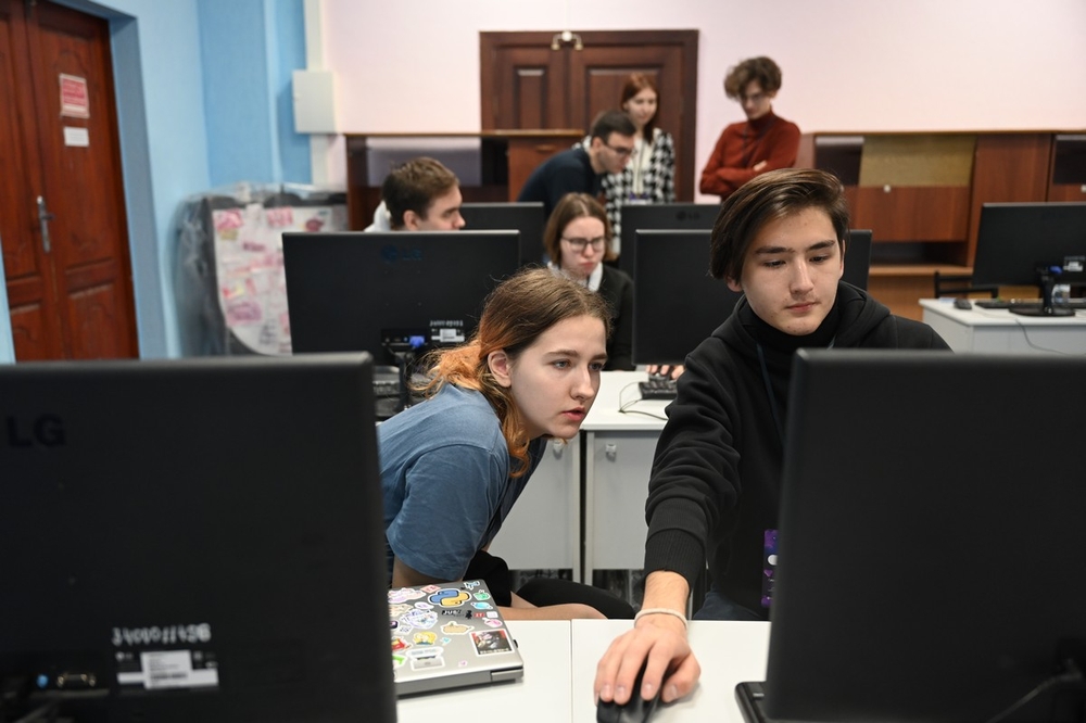 Türkmen mekdep okuwçylary Moskwada halkara IT ýygnanyşygynyñ ýaryşlaryna taýýarlyk görýärler