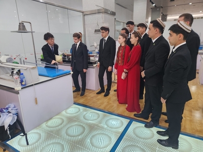 Students of the Yagshygeldi Kakayev International Oil and Gas University, under the guidance of a teacher, undergo an internship at the China University of Petroleum